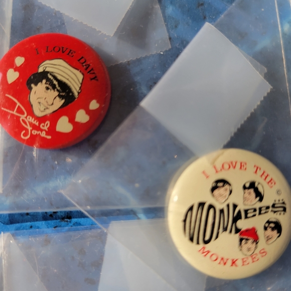 Vintage Monkee pins, set of six, one of each Monkee & two Monkees ones. - Picture 5 of 7